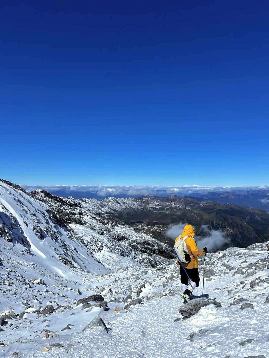 爆火“第一座雪山”清单里全是羽绒服,真正拦滑坠的3件装备却没人出现在评论区