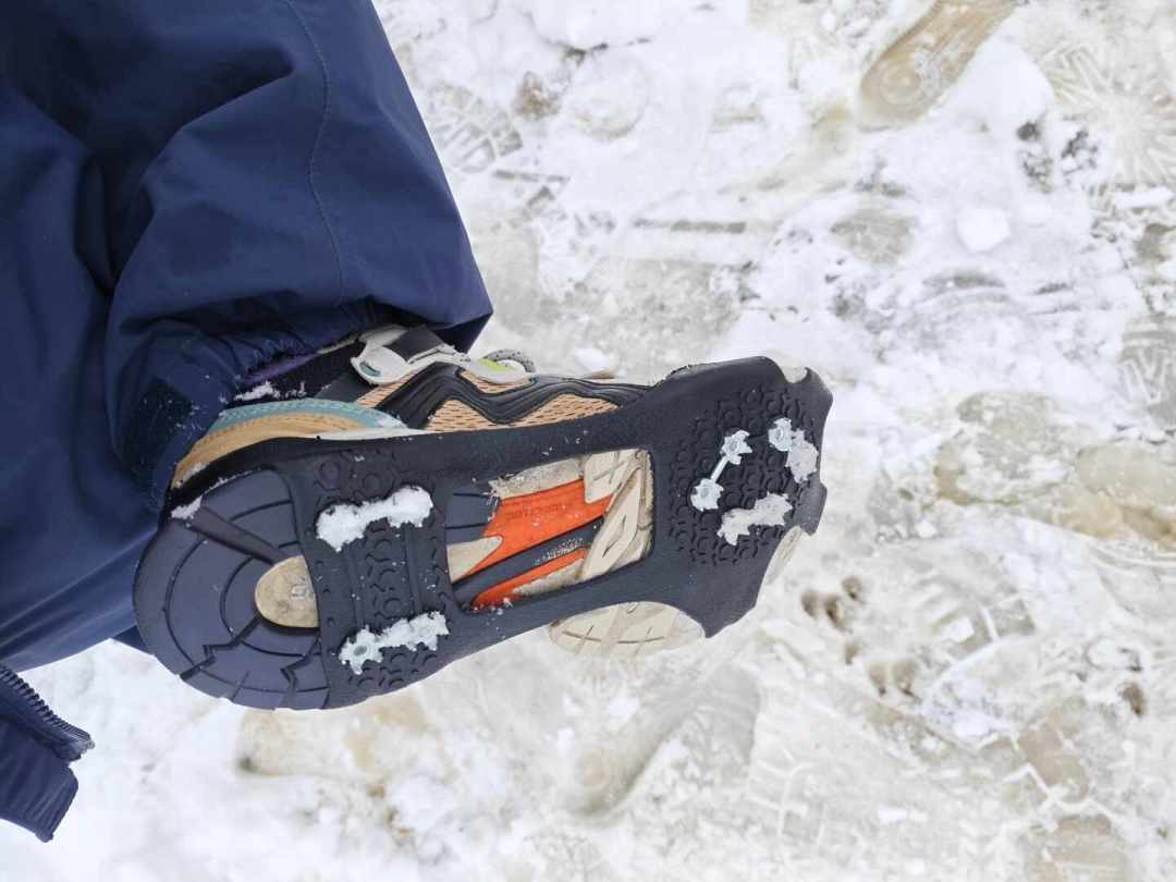 爆火“第一座雪山”清单里全是羽绒服,真正拦滑坠的3件装备却没人出现在评论区