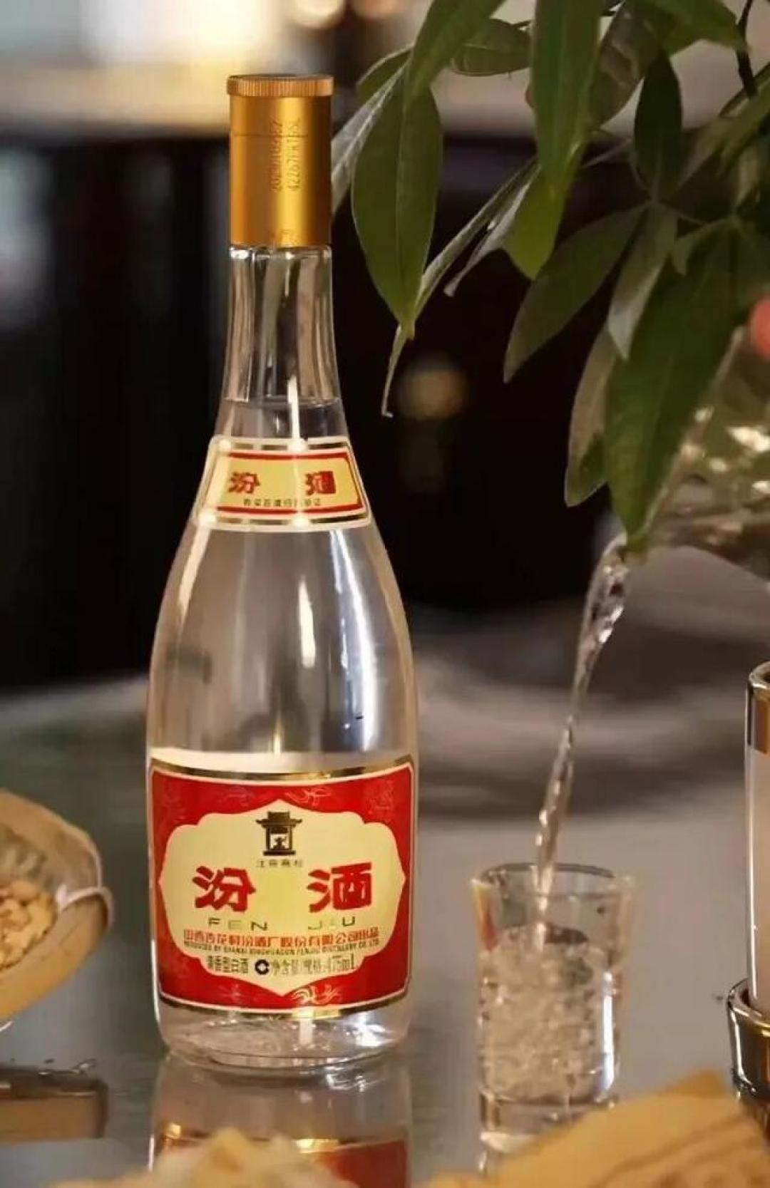 汾酒压轴交卷:营收-12%、利润-24%,Q2单季利润跌超四成——我把批价盘和库存对完:你想等的两瓶酒,一瓶等不来,一瓶还有戏