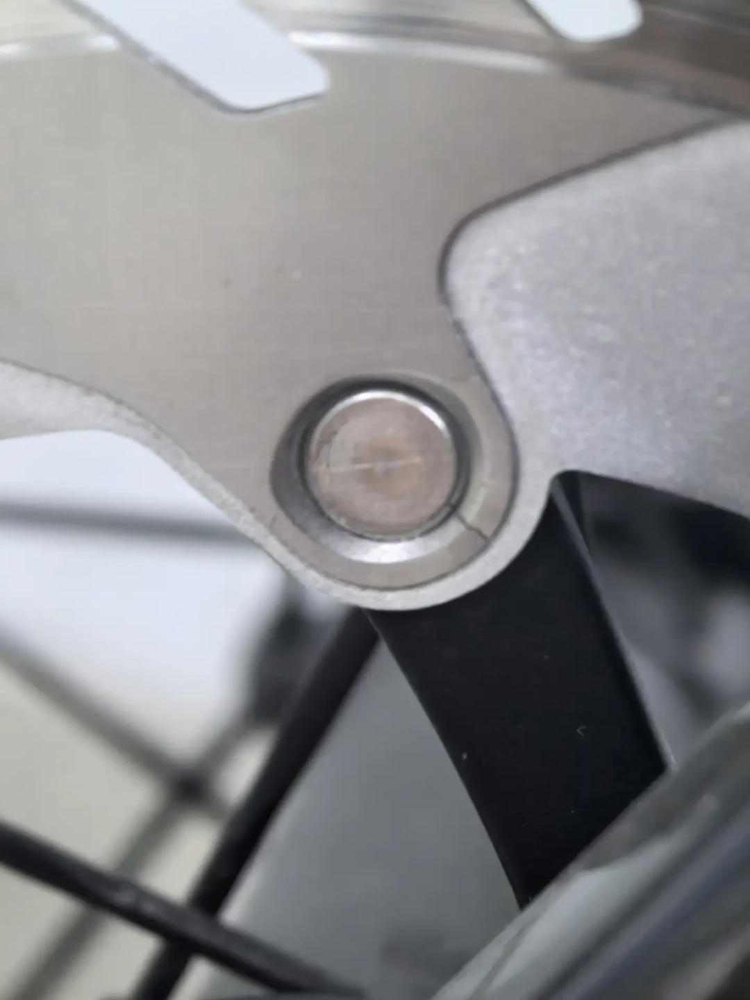 前碟4个铆接点全裂了:跟了9个月的禧玛诺三明治碟片案例,换碟前先做这套0元自查