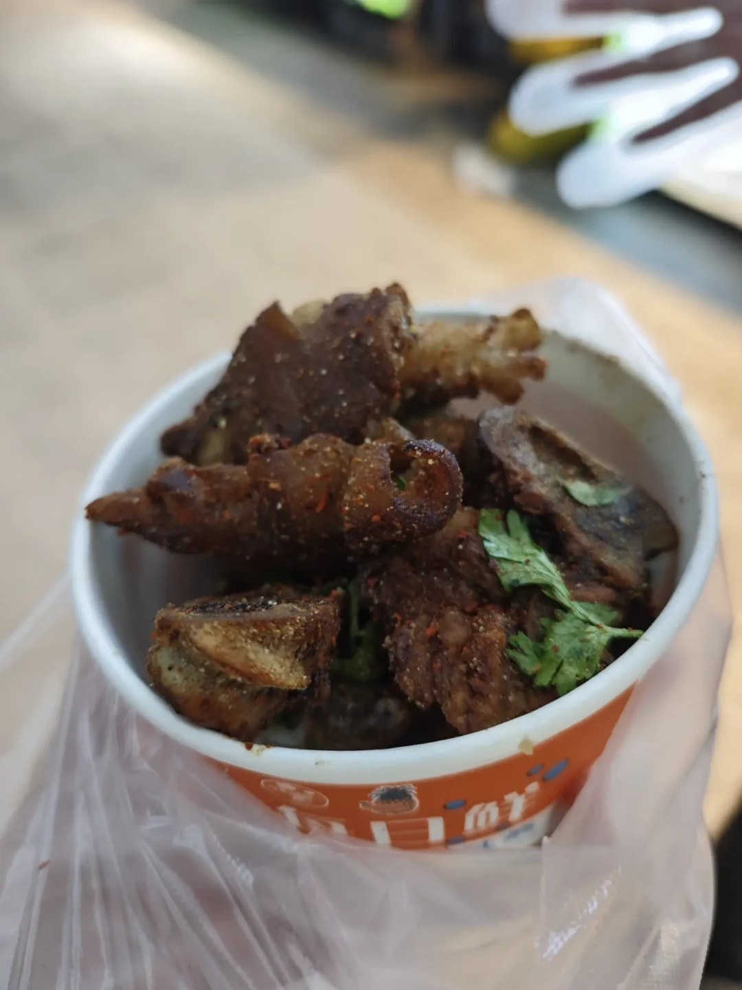 摊比店贵,摊主说自己也没赚到钱:这波夜市“价格倒挂”,钱到底进了谁的口袋
