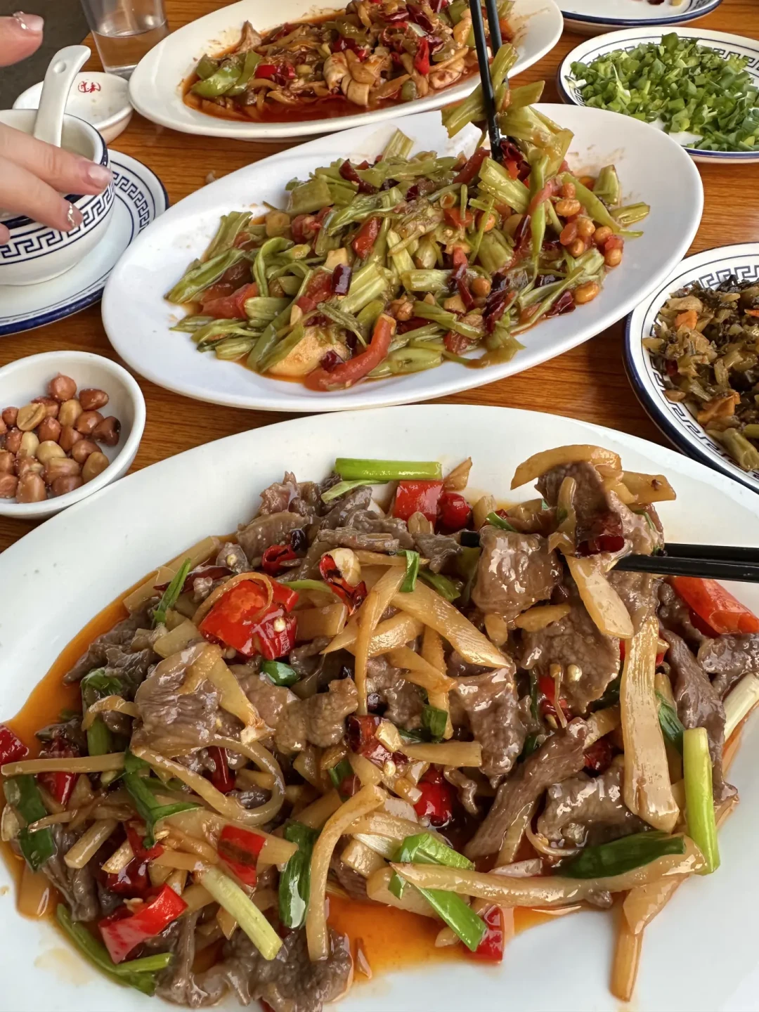 摊比店贵,摊主说自己也没赚到钱:这波夜市“价格倒挂”,钱到底进了谁的口袋