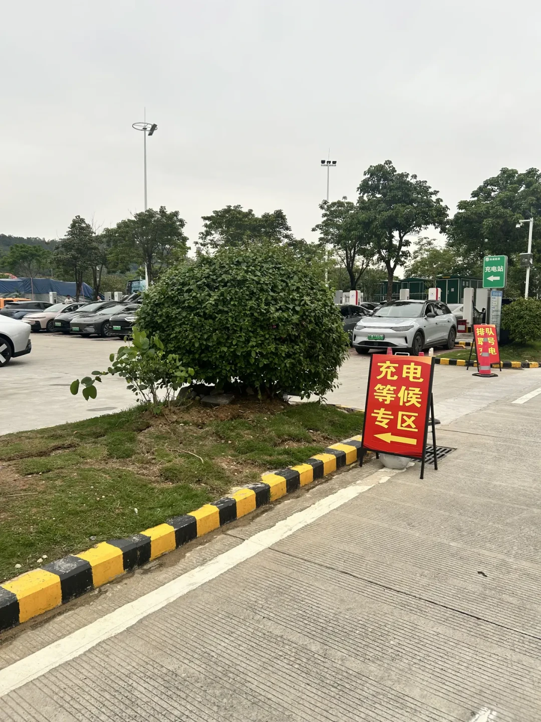 服务区8.54万根充电枪,挡不住国庆充电排长队?今年纯电跑长途要避的不是桩,是“时”