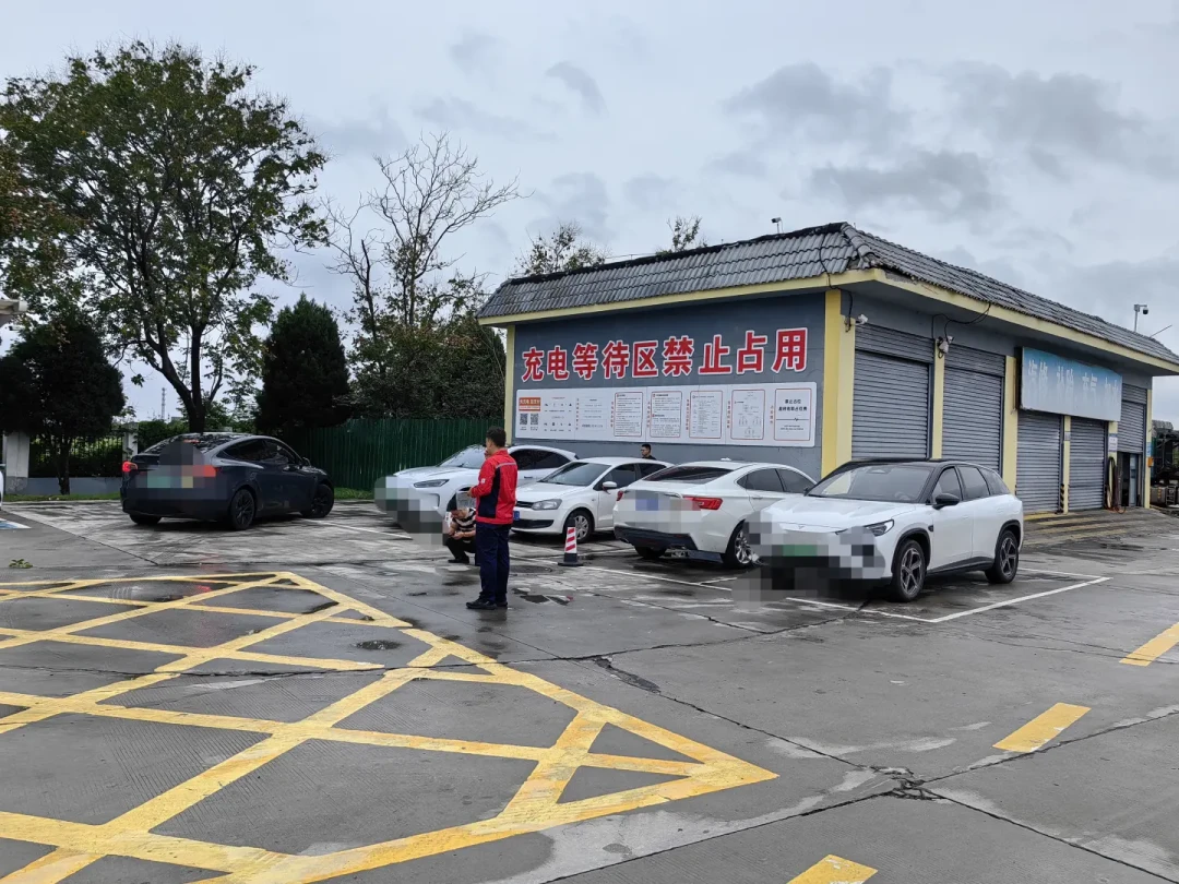 服务区8.54万根充电枪,挡不住国庆充电排长队?今年纯电跑长途要避的不是桩,是“时”