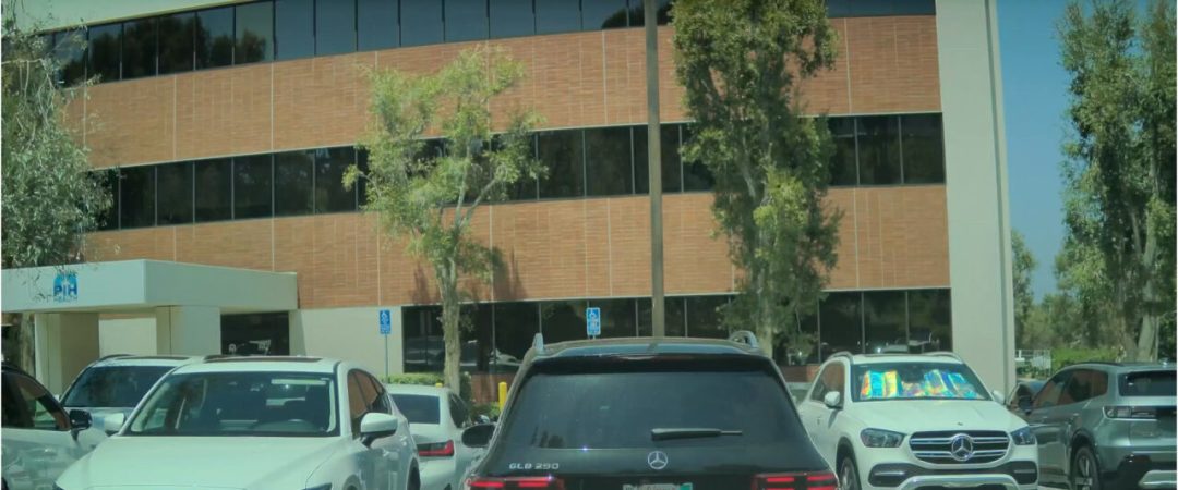 红衣大妈钥匙划车被哨兵拍下:定损3000元已报警,车被划后的法律账、保险账、维修账怎么算