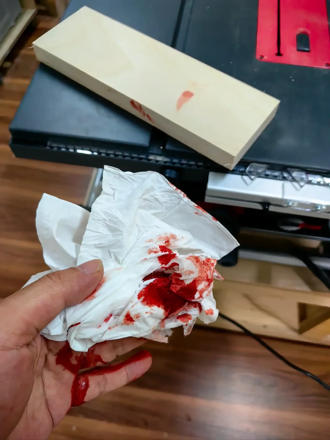 被回弹打飞的木头有150公里/小时,评论区里还有真实断指:木工爱好者的第一台台锯,该这么买