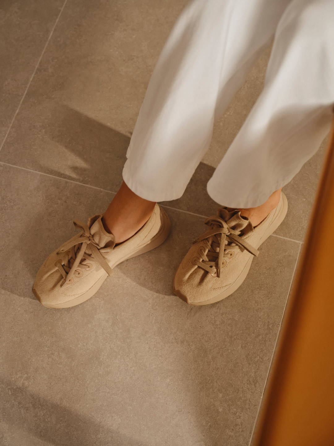 总部「弃鞋去做AI」的Allbirds,正在中国疯狂上新:8月单月官宣至少6条新鞋线,百丽版已经认不出来了