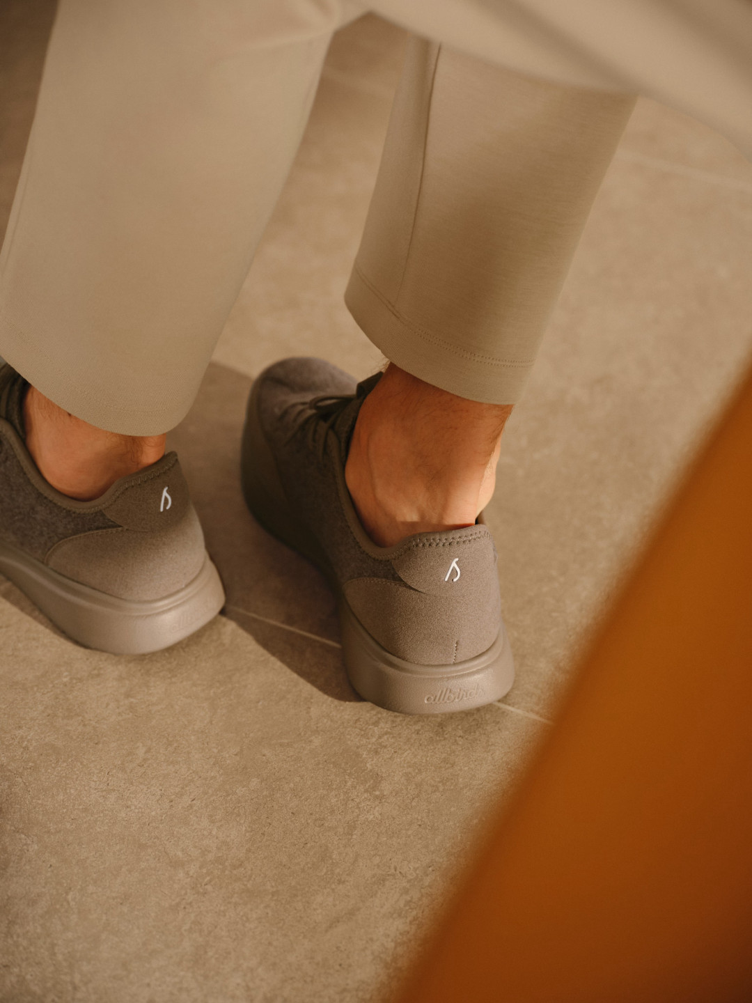 总部「弃鞋去做AI」的Allbirds,正在中国疯狂上新:8月单月官宣至少6条新鞋线,百丽版已经认不出来了