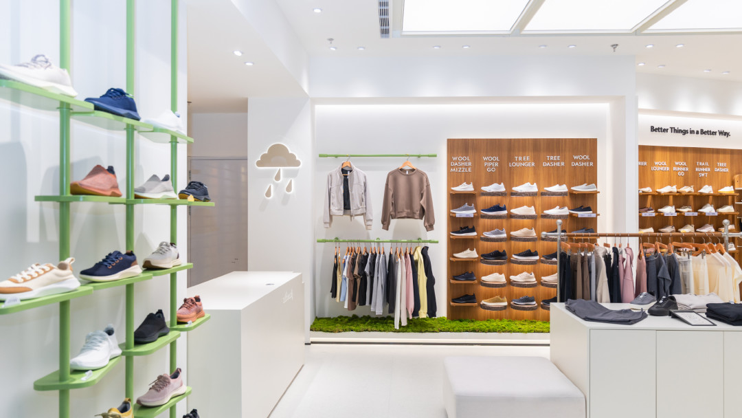 总部「弃鞋去做AI」的Allbirds,正在中国疯狂上新:8月单月官宣至少6条新鞋线,百丽版已经认不出来了