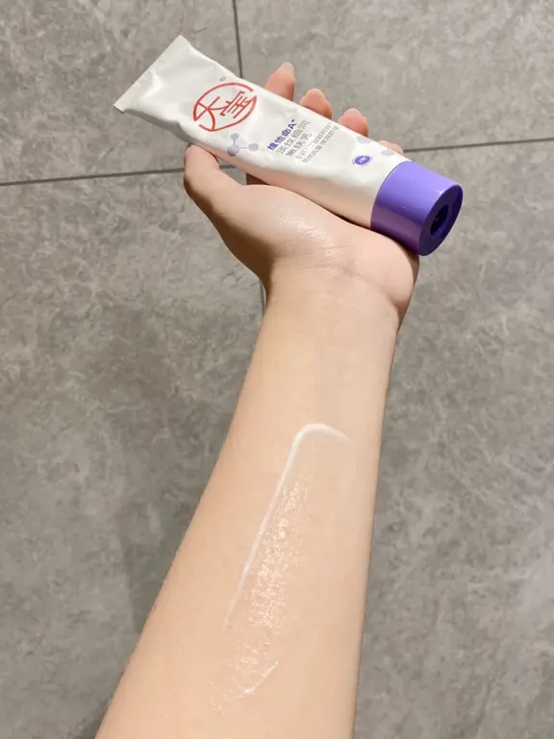 十几块的阿达帕林，对阵几百块的祛痘精华：油痘肌精简护肤，钱该花在哪儿