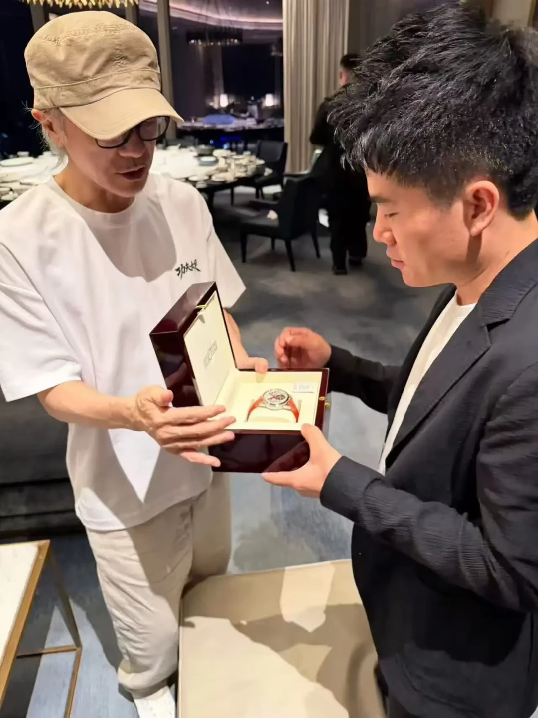 周星驰送董宇辉一块42800的陀飞轮:为什么不送劳力士?