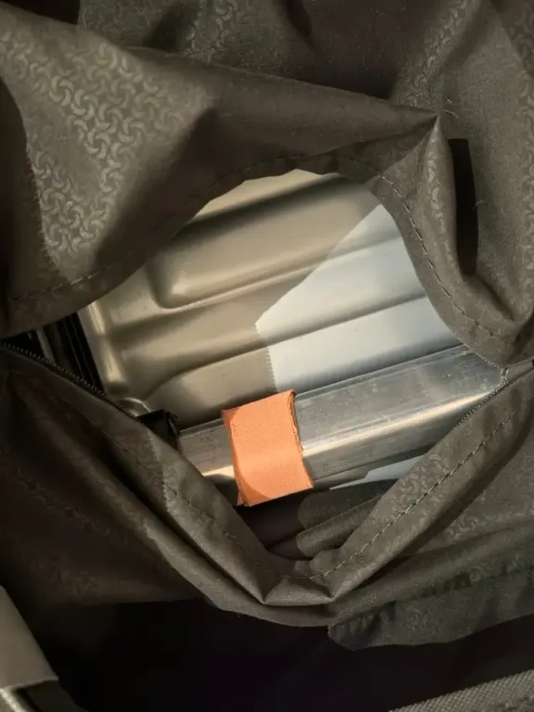 新买的箱子拉杆晃，退还是留？对完近20条帖子和检测口径，判定线不是