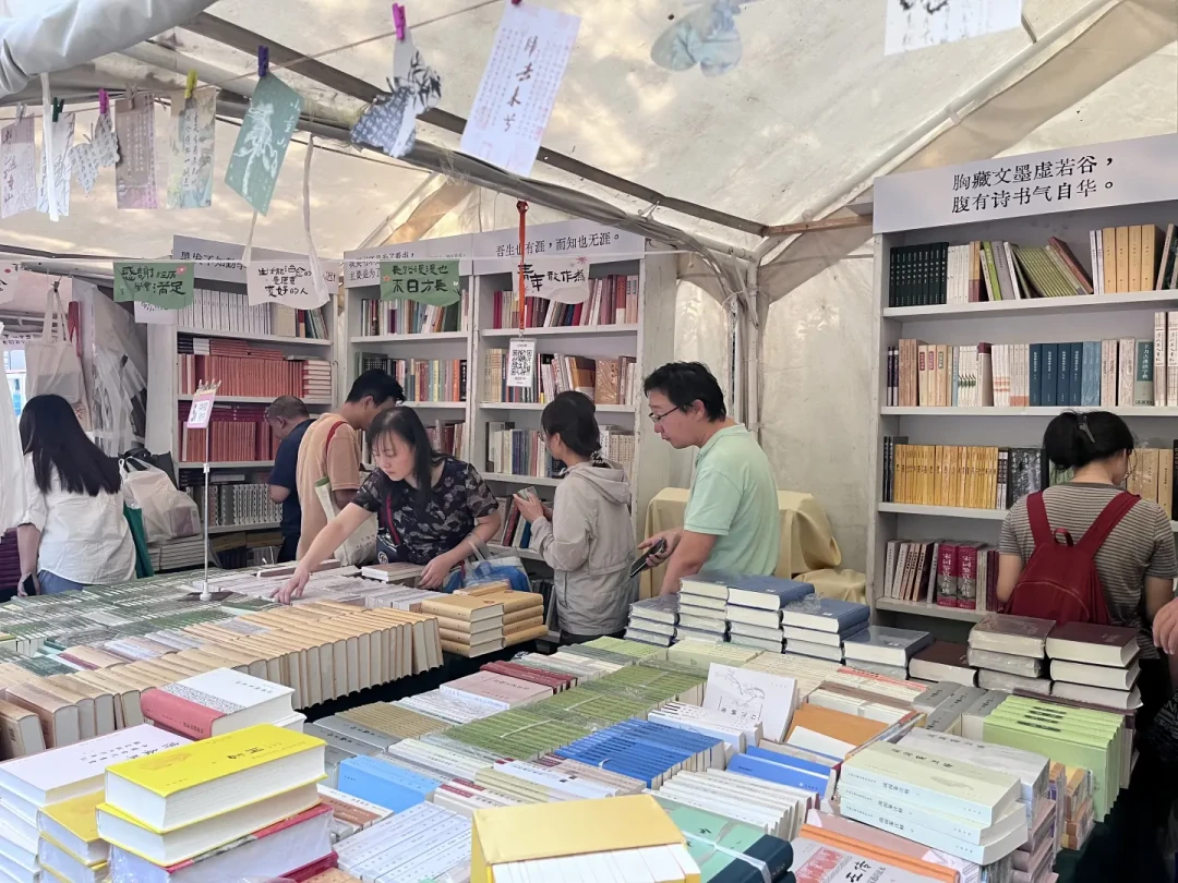 地坛书市定档9月17日:去年中华书局3.5折叠券,今年哪些书值得冲、哪些先掏哪些先等