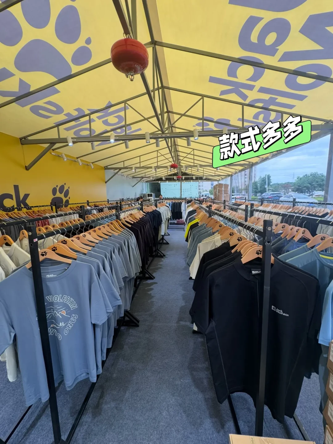 去狼爪特卖前,先认吊牌字母:过去一年我把11场狼爪特卖捋了一遍,从品牌2折到档口500三件全是假的