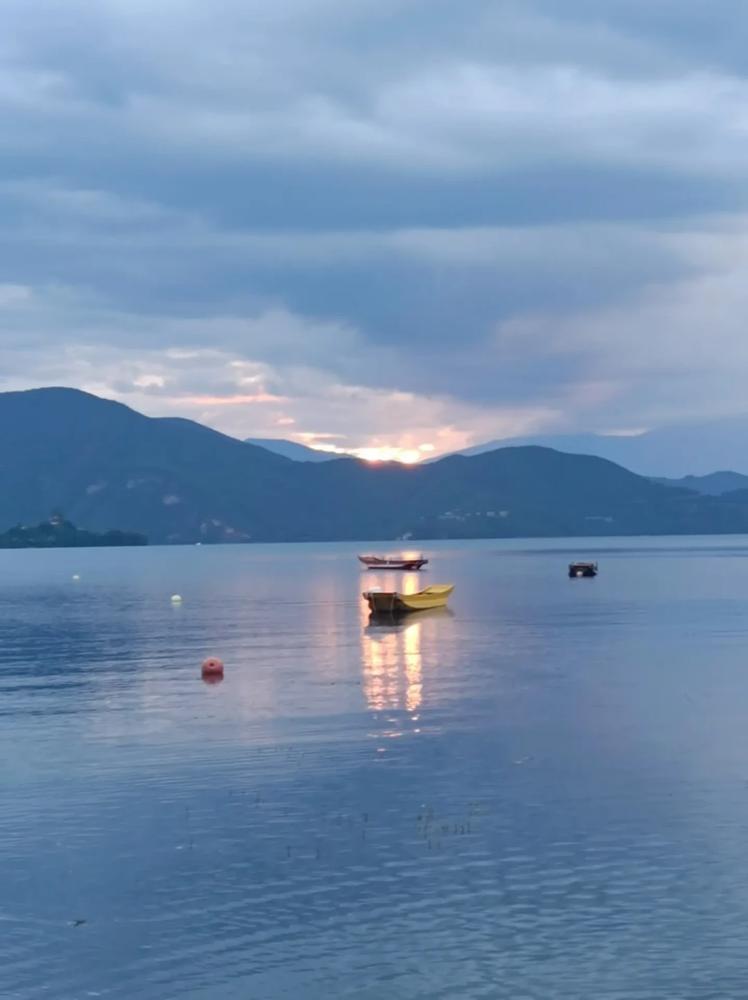 “9点出发，12点才放行”：从亚丁到泸沽湖的泸亚线捷径，摩旅出发前先把三本账算清