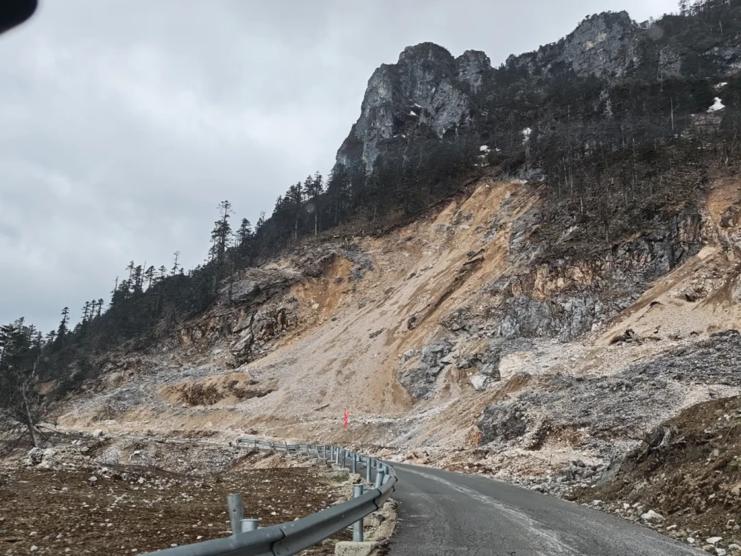 “9点出发，12点才放行”：从亚丁到泸沽湖的泸亚线捷径，摩旅出发前先把三本账算清