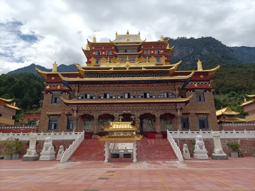 “9点出发，12点才放行”：从亚丁到泸沽湖的泸亚线捷径，摩旅出发前先把三本账算清