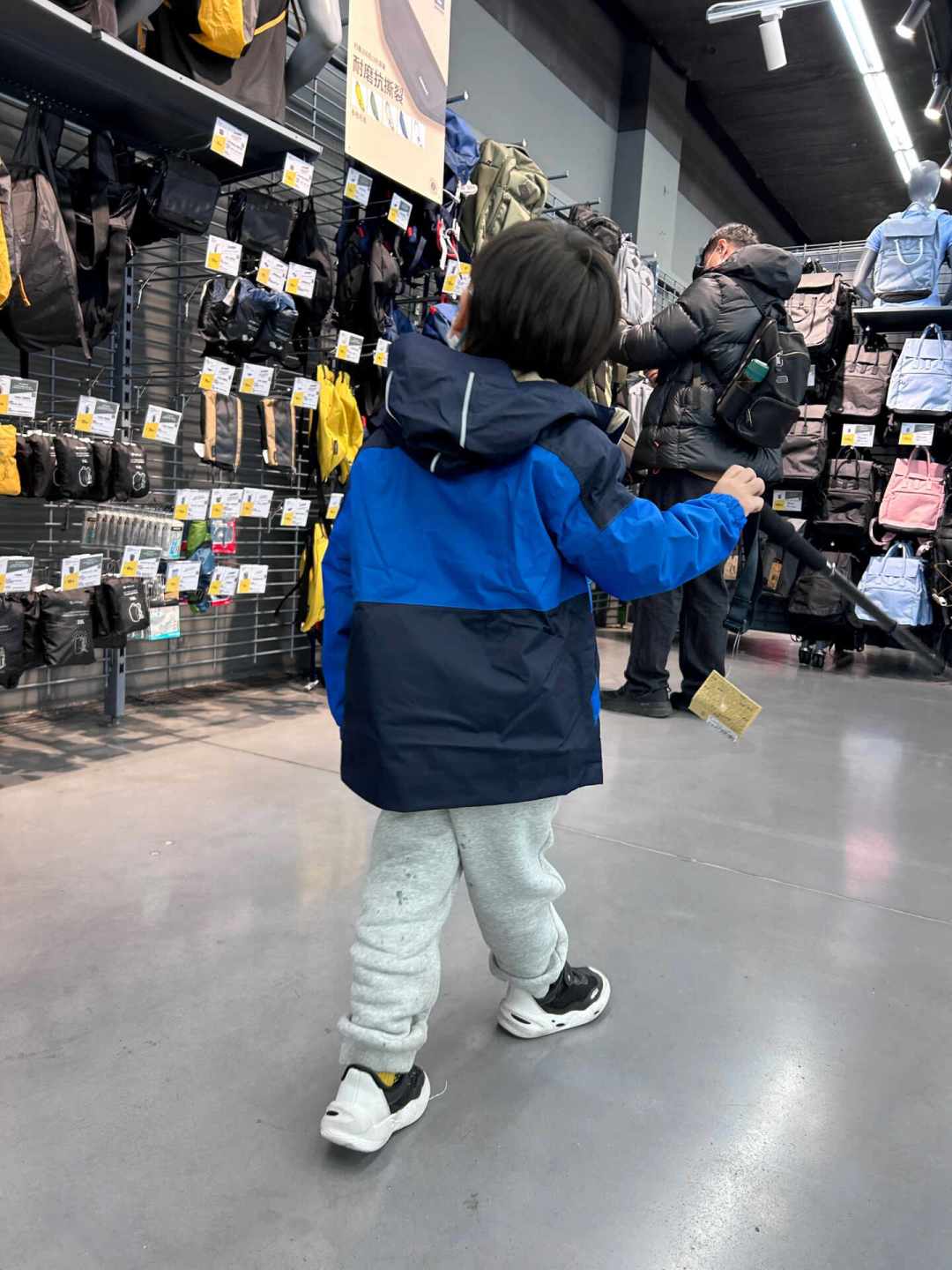 给孩子买冲锋衣是笔
