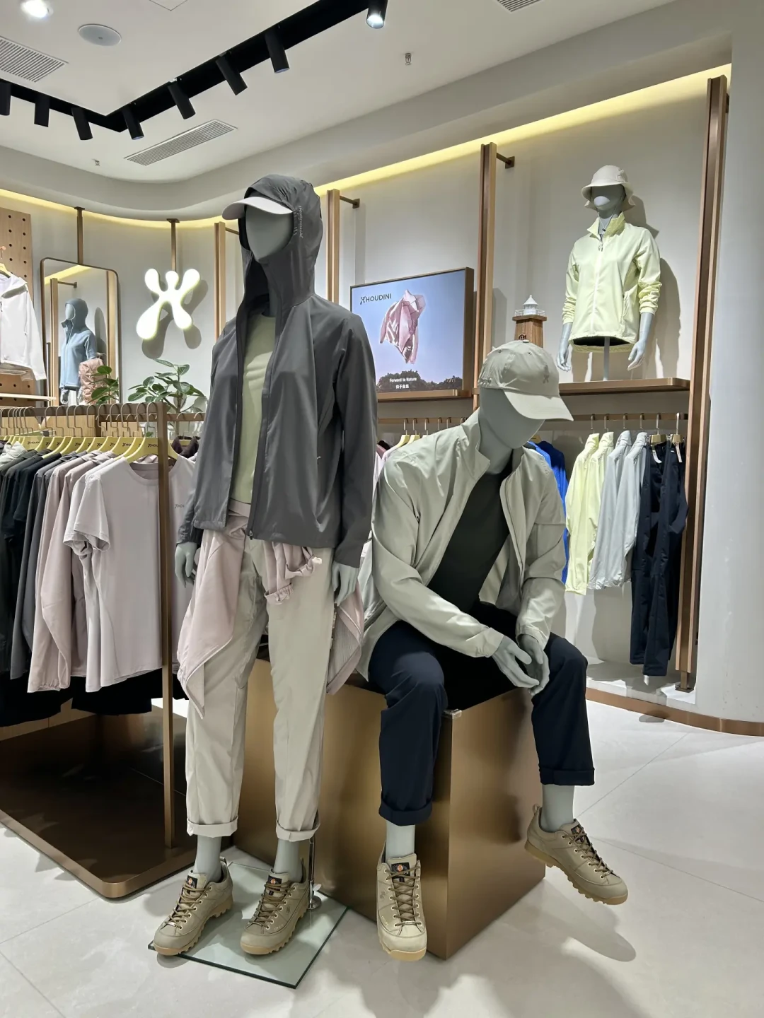 胡丁尼门店开到包头了:奥莱2-4折硬壳被评论区劝退,这波