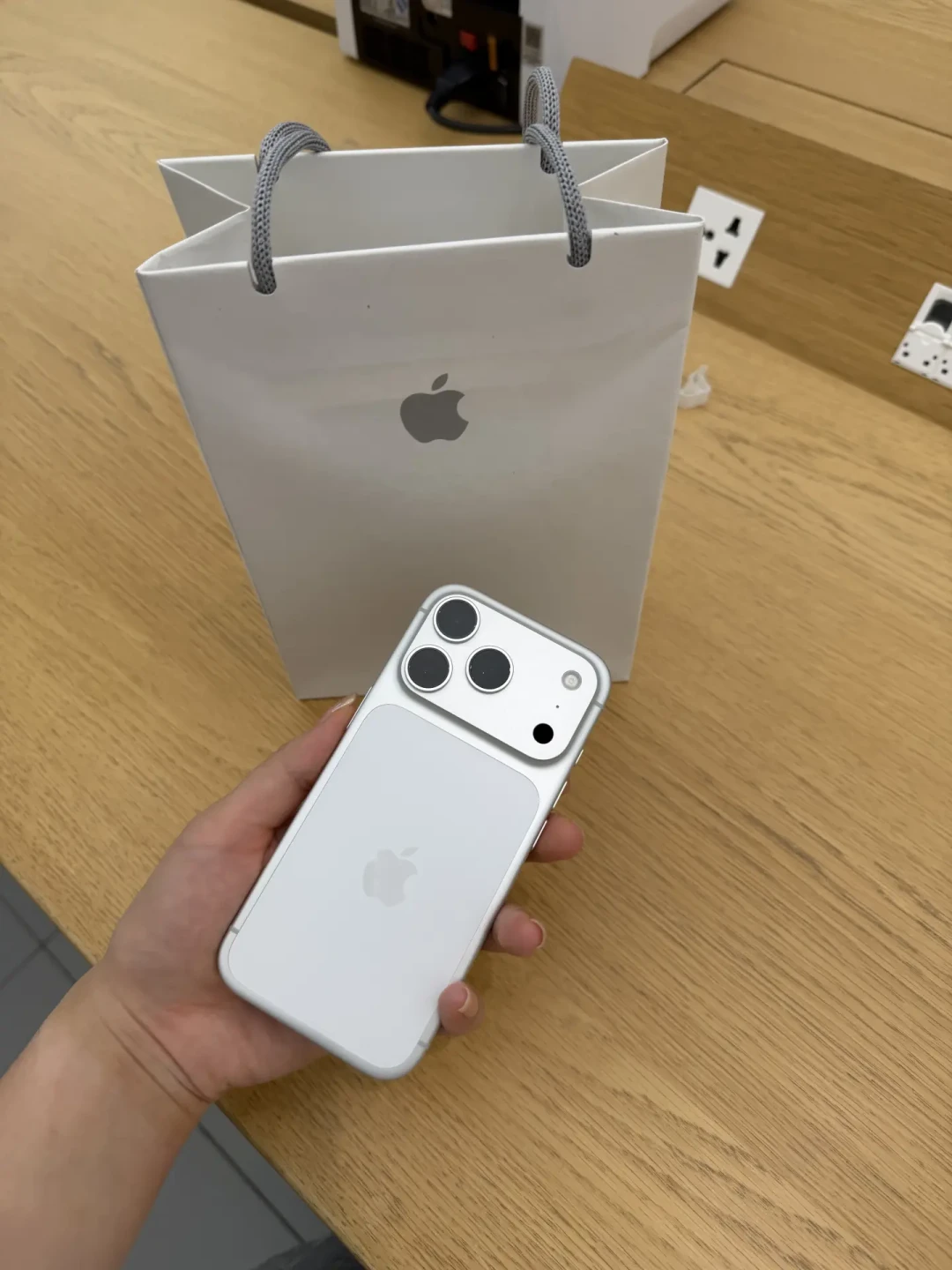 特努斯首秀还剩11天:苹果官方上调了以旧换新价,但你的旧 iPhone 残值正在进入倒计时