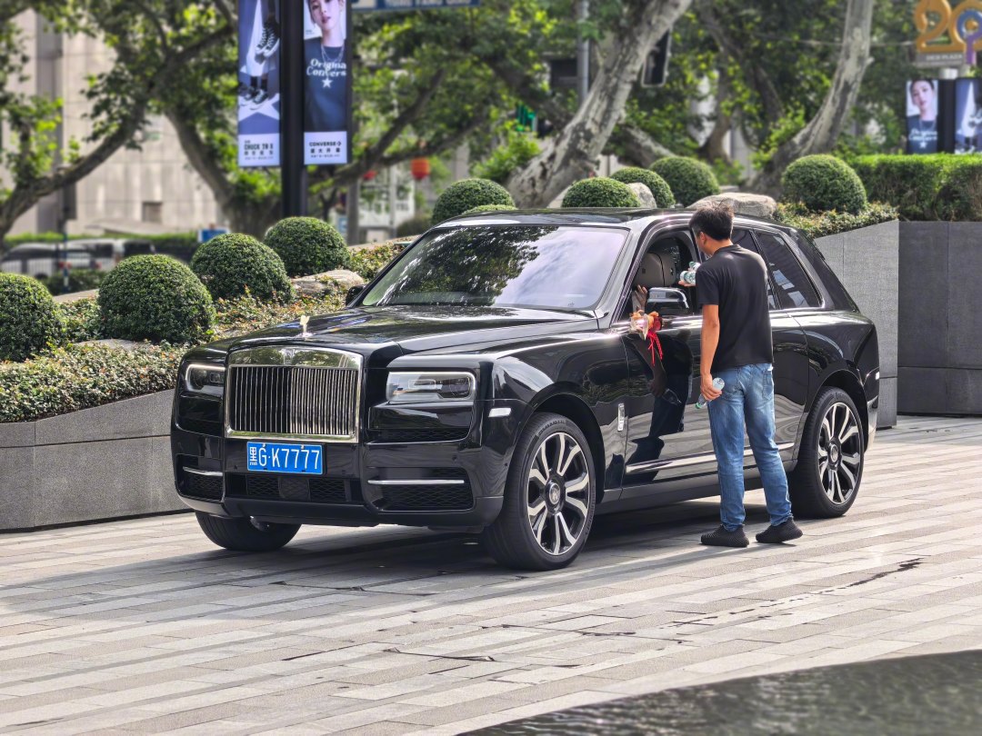 库里南给尊界车队开路:这场刷屏的南京婚礼,照出超豪华车新座次