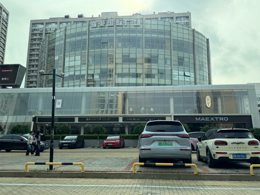 库里南给尊界车队开路:这场刷屏的南京婚礼,照出超豪华车新座次