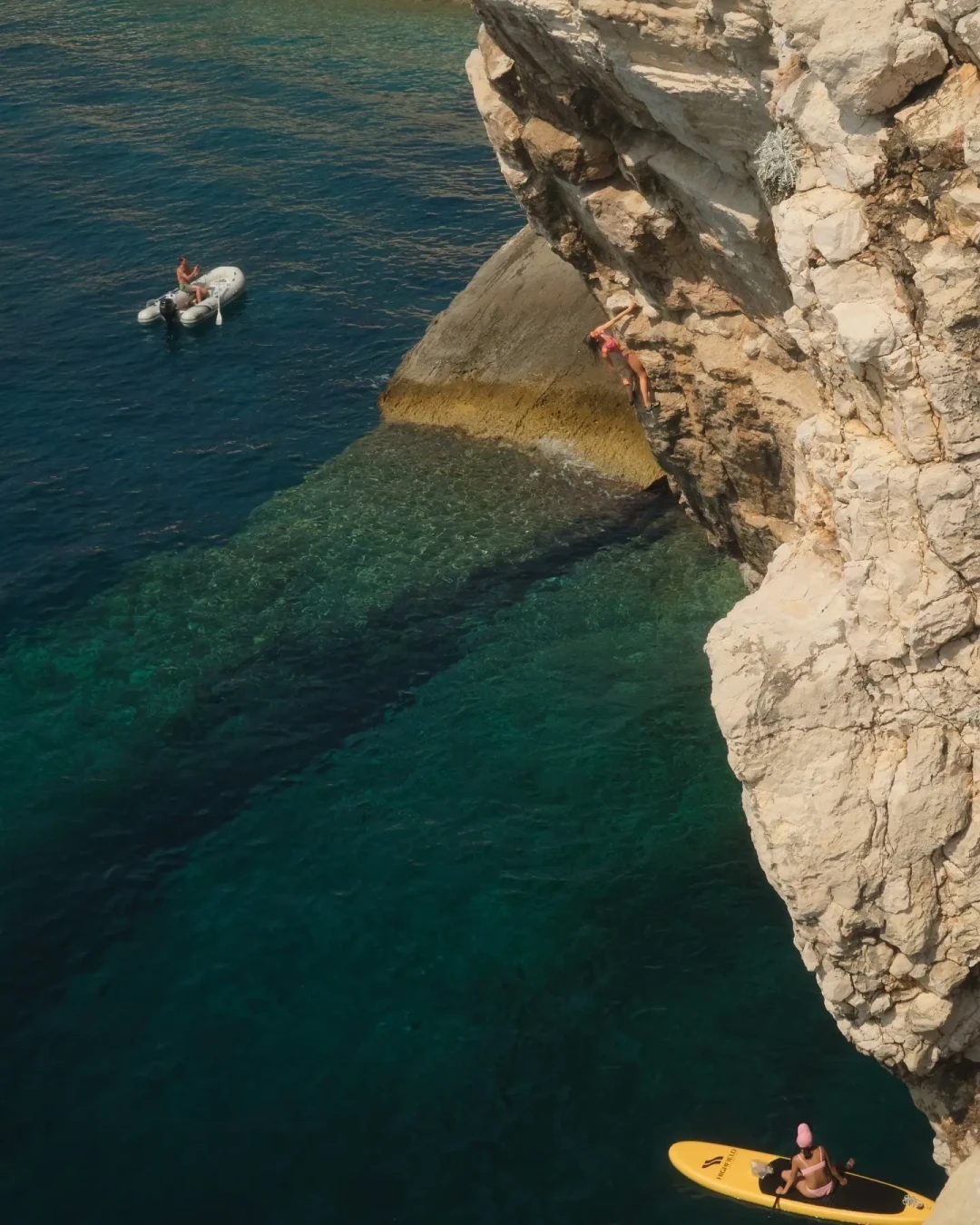 火柴棍把整个8月押给了攀岩:门店立起岩壁、CEO表态,新手要不要凑这个热闹