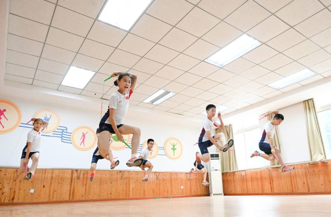 每秒8.3跳:跳绳亚锦赛接连刷新世界纪录,破纪录的为什么总是小学生?