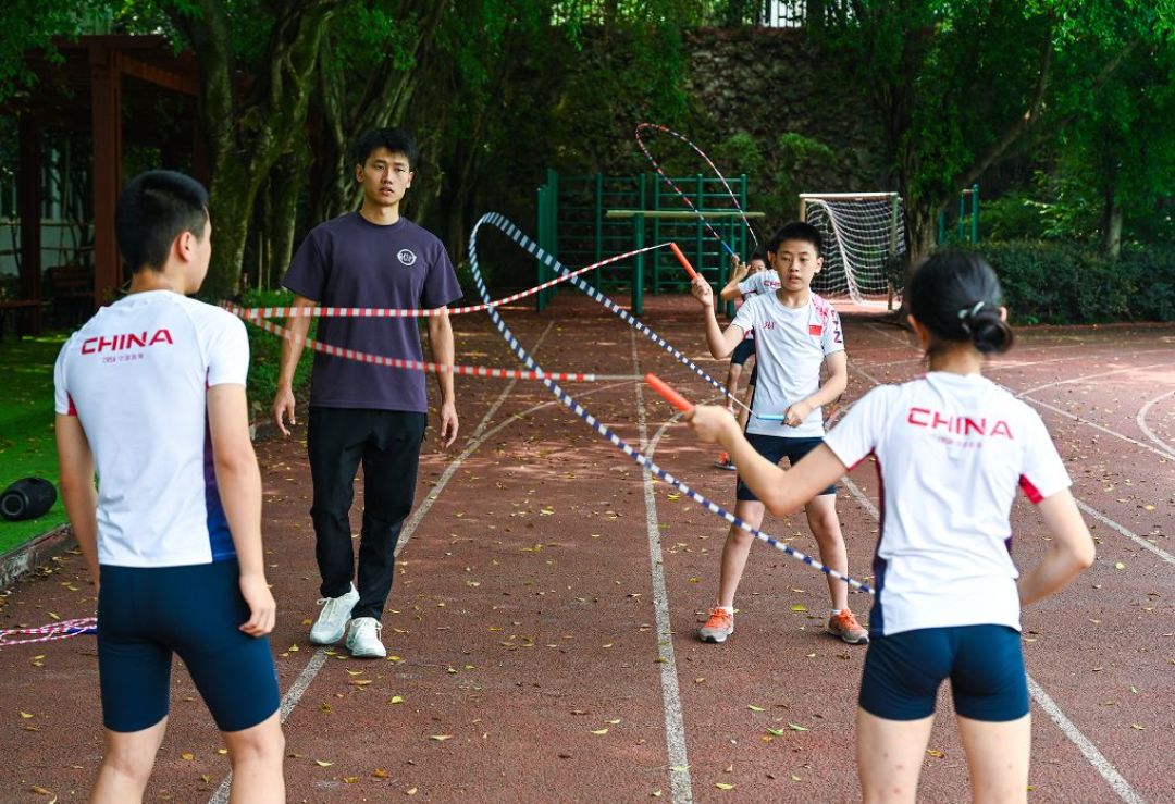 每秒8.3跳:跳绳亚锦赛接连刷新世界纪录,破纪录的为什么总是小学生?