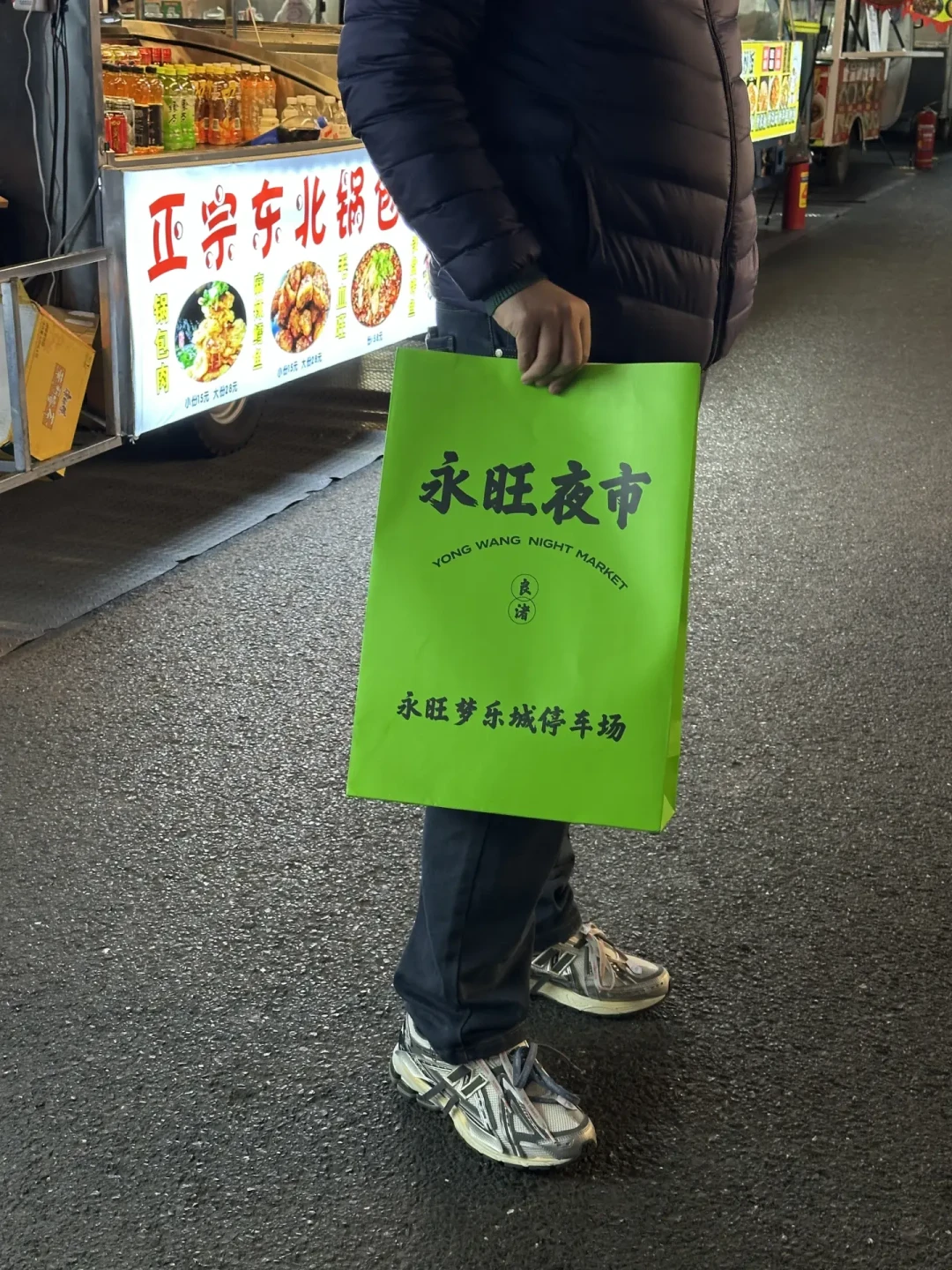 “3分钟AI摆摊海报”正在被工具方硬推:核完4篇推广帖、17篇乱码避坑帖和5块起的外包价,出摊前先看这篇