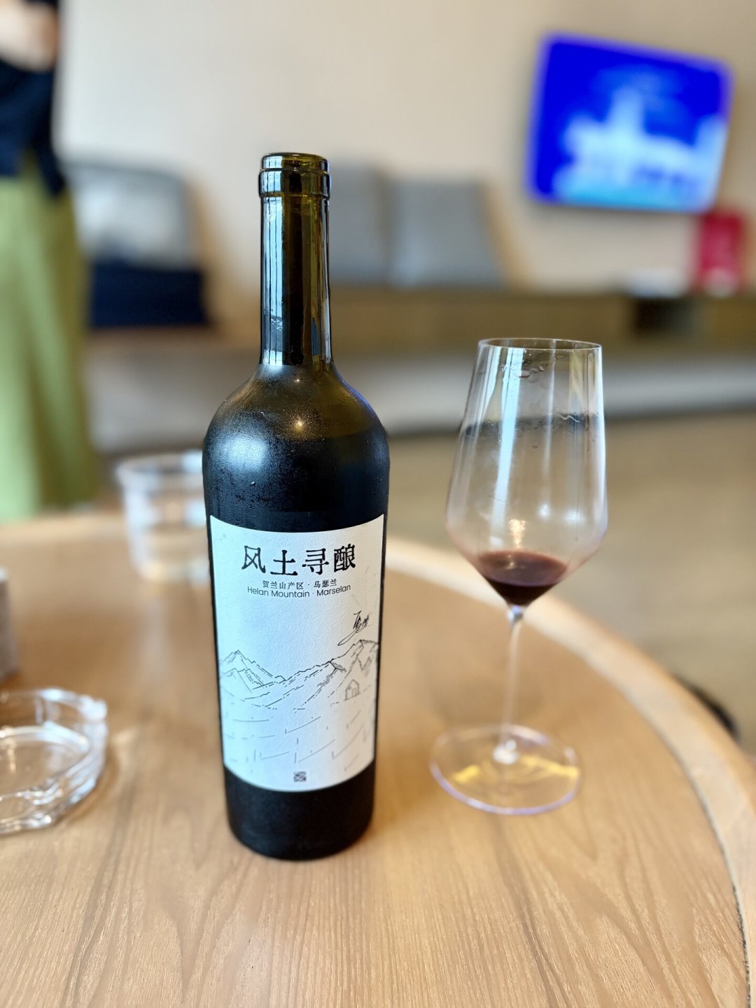 盒马把独立酿酒师的酒摆上了货架:7800瓶分给500家店、128元比寸山日常价还低——先囤还是先等,算清这三笔账