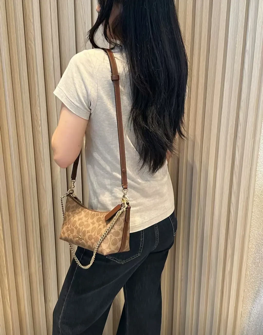 Coach直播间杀到882元CITY、1070元腋下包：抄“半价”作业前，先搞清谁在卖你、出事谁负责