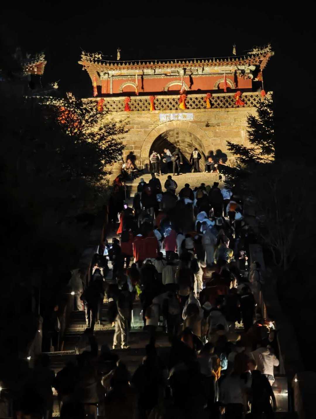 泰山夜爬陪爬,200块和800块根本不是一个服务:下单前,先看这份价位表和4条避坑红线