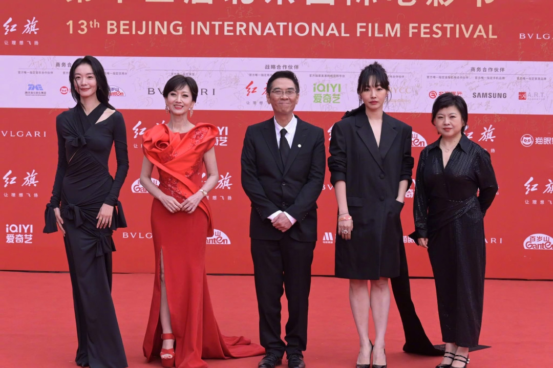 《八个女人一台戏》上映满月,内地仍无定档消息:等,还是直接赴港看?