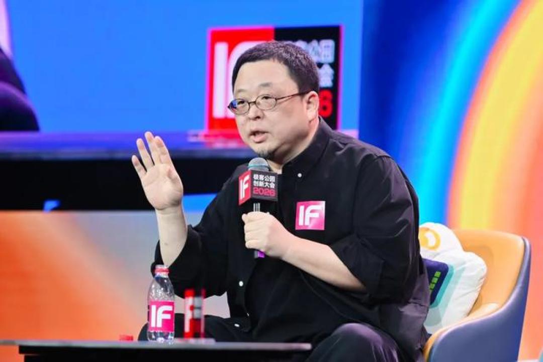 罗永浩的脱口秀群聊《X字路口》:8期均播38.5万,这档衍生节目比正片更好玩?