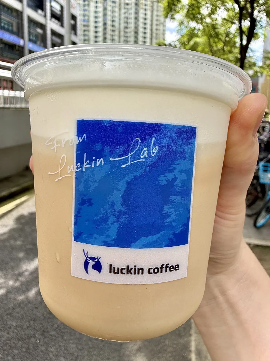 咖啡品牌扎堆上新“虎斑橘”,有的一周卖出超10万杯:含酒精、甜度反直觉、外卖无盖,点单前先看这篇