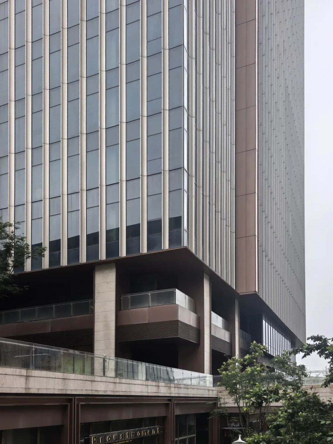 鹰角一口气租下9万平整栋大楼：先把这笔账算完，再决定要不要继续骂