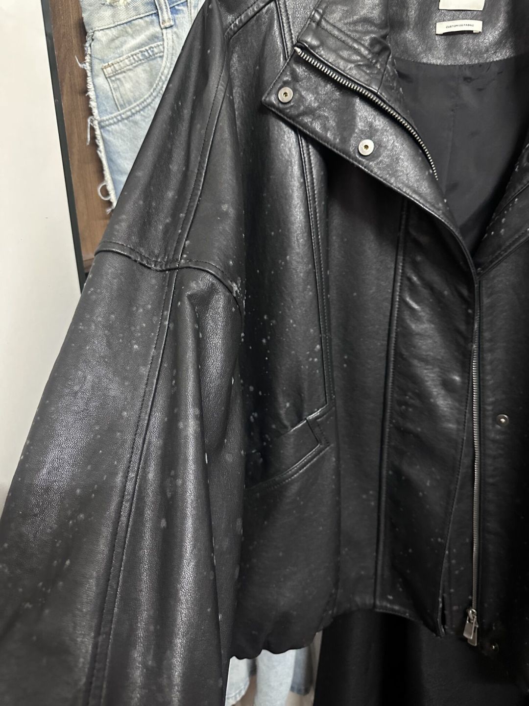 台风刮了一周雨,打开柜子皮衣全是白毛:南方阿美咔叽人入秋前,必须算这笔「霉账」