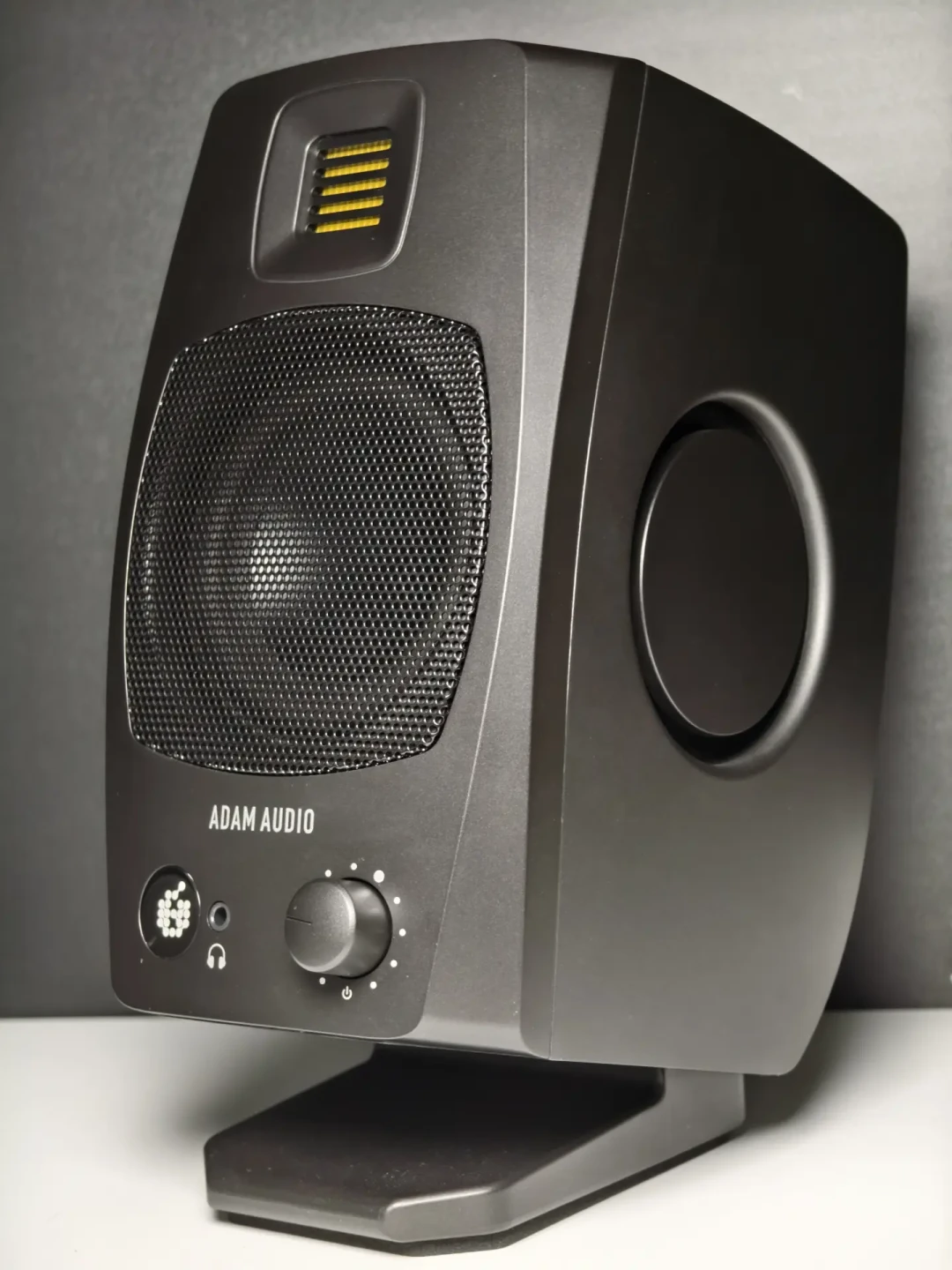 KRK黄盆还是JBL、ADAM:入门监听音箱先别比声音,比谁更经得起倒相孔