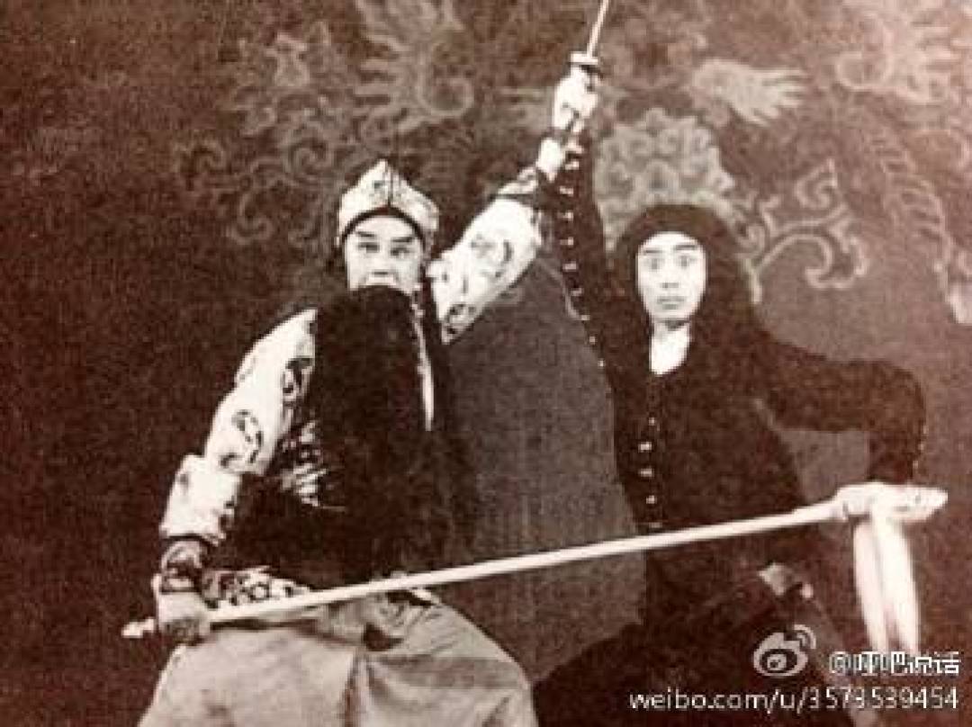 历史剧照：盖叫天饰史文恭（左，箭衣黑髯持枪）对打张善麟饰武松