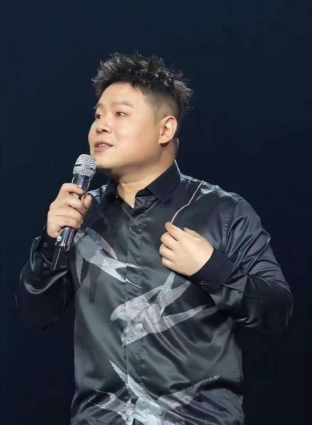 岳云鹏瘦了40斤去代言羽毛球,球友吵了半个月:把4月到8月的发言和现场挨个对完,这就是全貌