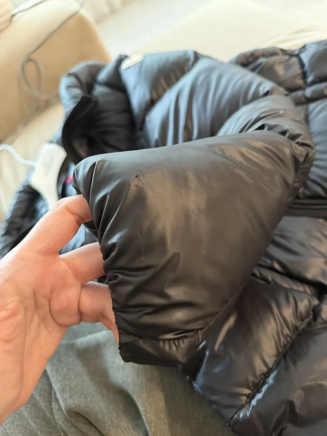 正品蒙口也在坏:翻了近20篇翻车帖,先坏的不是羽绒,是面料、胶条和拉链