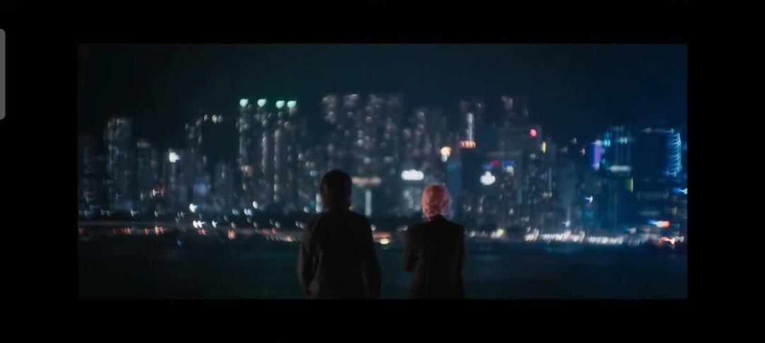 欢哥与V姐望向维港夜色