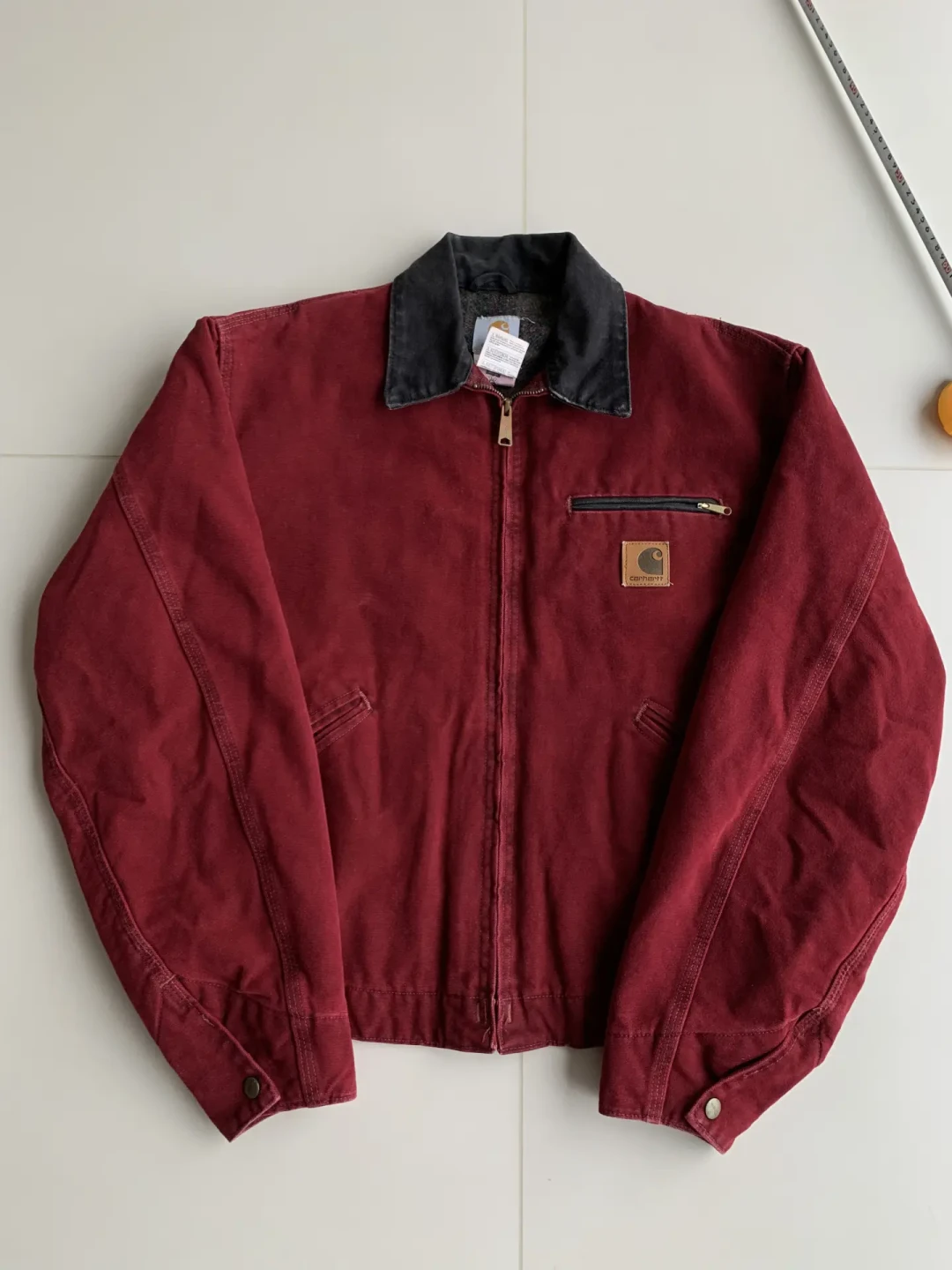 都说卡哈特古着保值堪比茅台?翻完8月的收出帖,我只看到三盆冷水:只收vintage、寄挂七折收、近全新也会“卡住”