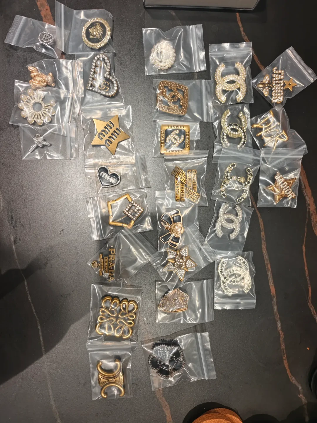 檀健次戴它跑遍三大电影节、王嘉尔新胸针被猜疯:秋冬胸针回潮,入门先搞清价位、防掉和位置