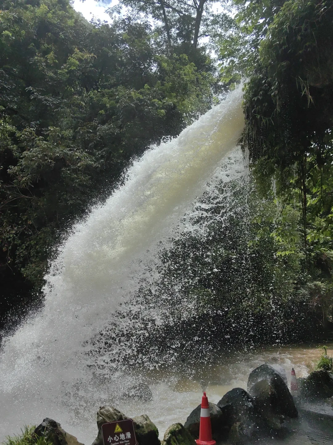 头顶没雨，为什么山洪？这个汛期收尾的周末，先看懂上游那片雨再进溪