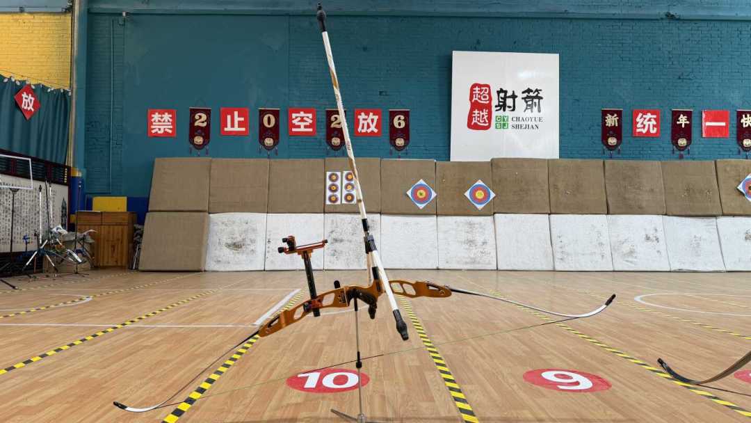 射箭靶纸近景的密集箭着点