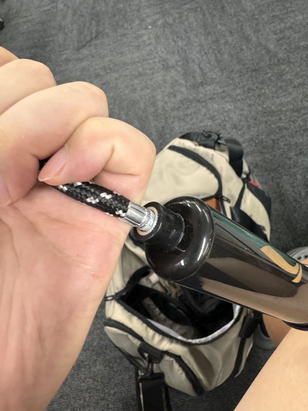 斯伯丁新球别急着上场:撕膜、充气、磨合,到手第一周最容易做错的五件事