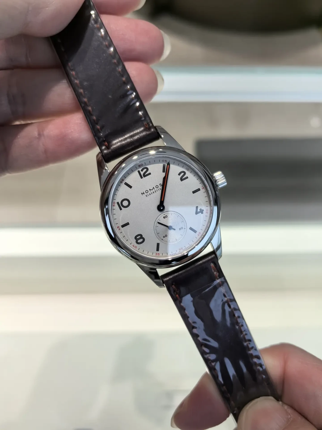 NOMOS把万元新客的流量押在彩盘上:翻完官方账号8月的发帖记录,青橄榄和粉玫瑰到底谁能戴十年