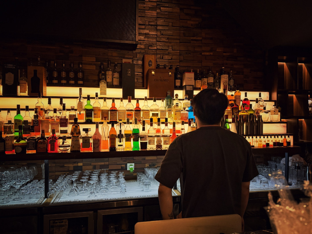 新酒吧的“首杯免费”只是第1周,“储值送酒”才是终点:我把8月这波开业玩法反推成了一张时间表